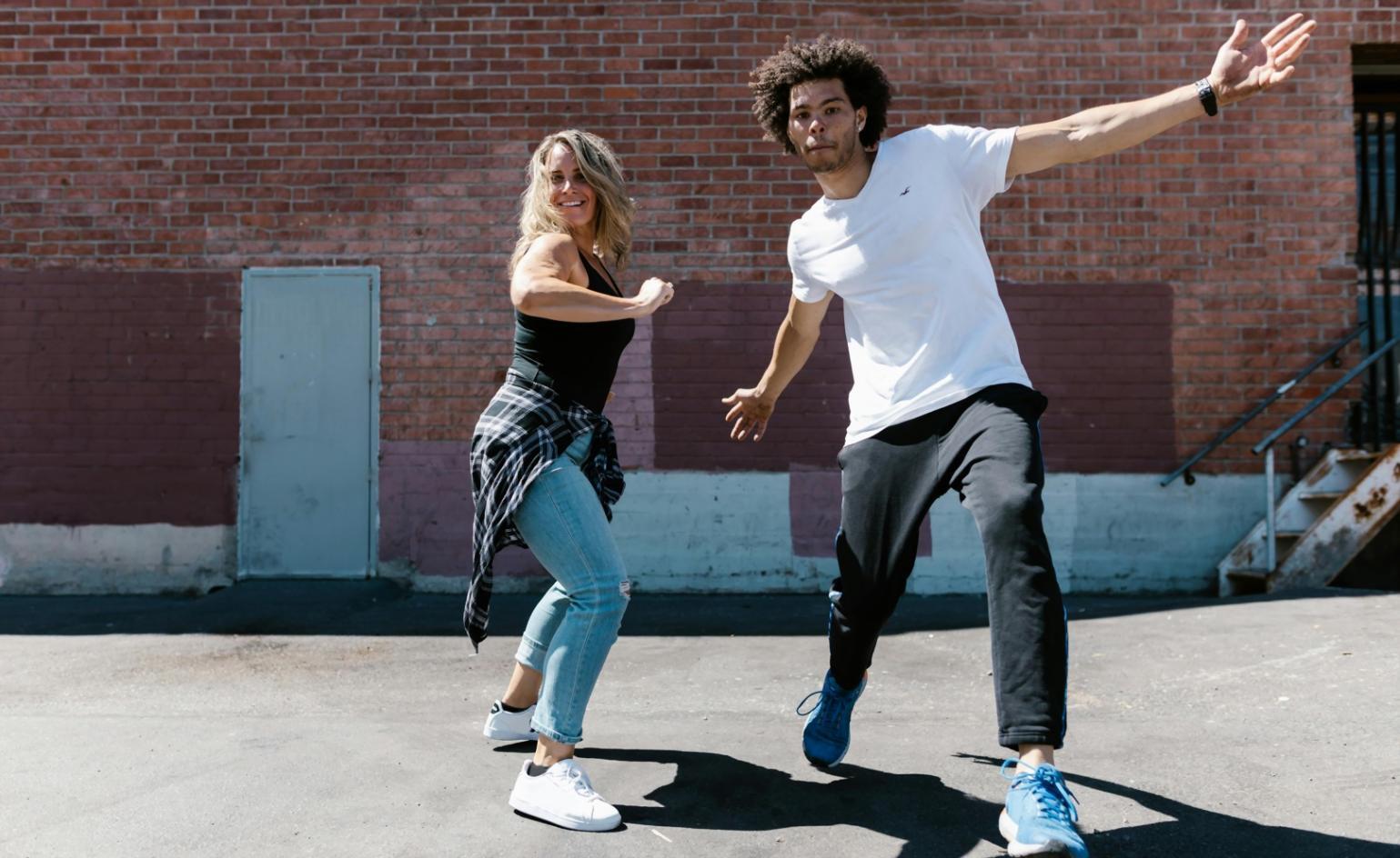 Bailarines urbanos en acción mostrando movimientos dinámicos